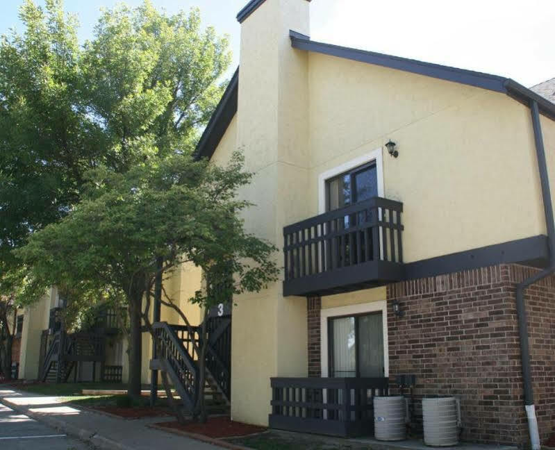 Sterling Hotel And Suites Clive Exterior foto