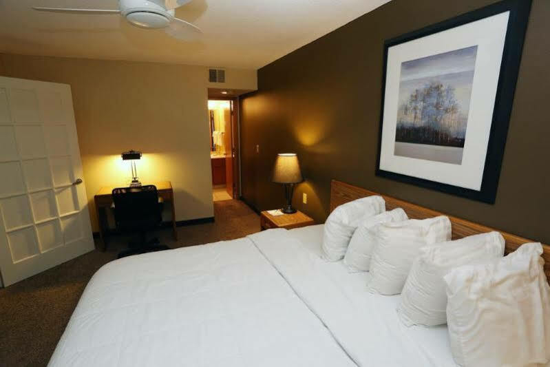 Sterling Hotel And Suites Clive Exterior foto
